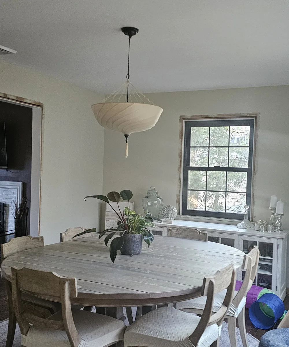 Dining room with a decorative pendant fixture